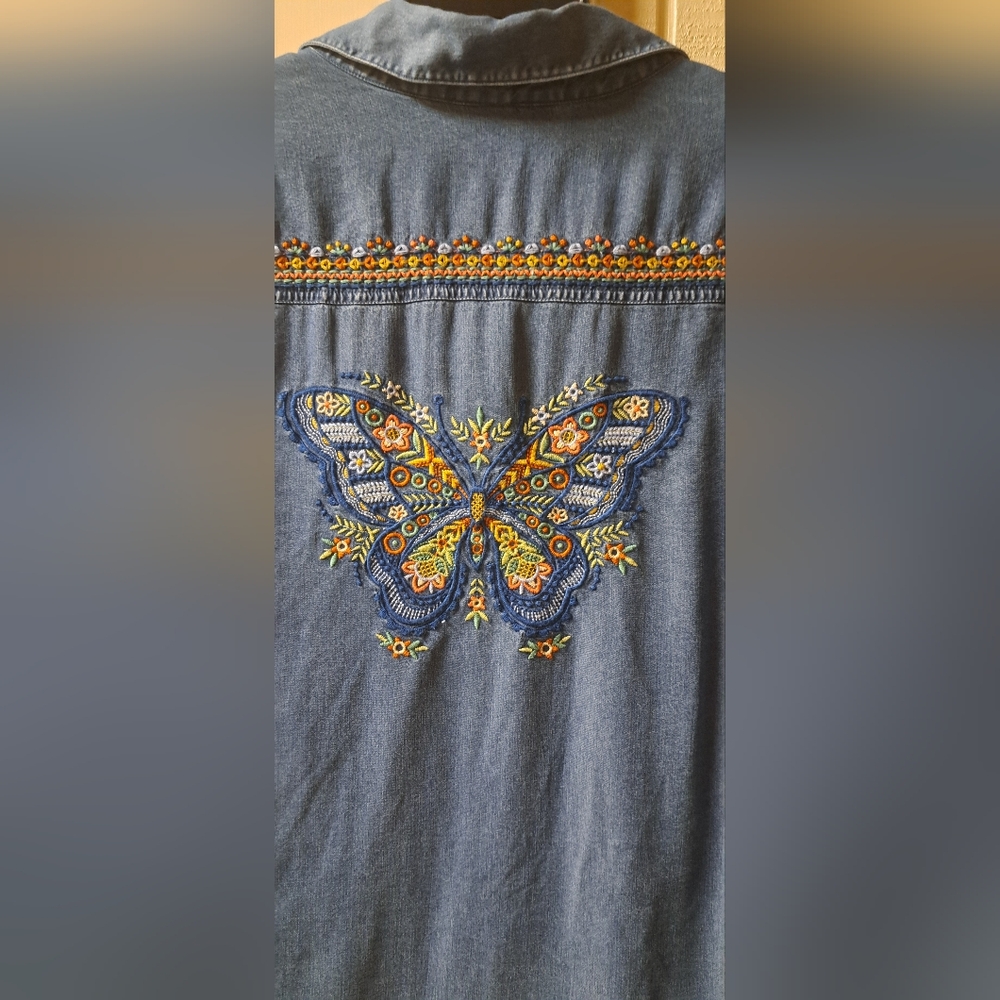 Alfred Dunner Butterfly Embroidered Chambray Top Size LG Button Up Bohemian Blue - Picture 4 of 11